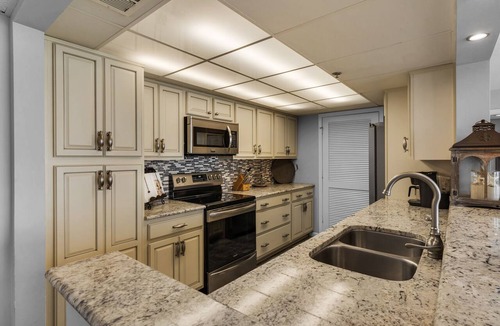 Long Beach Condo | LONG BEACH 2 BEDROOM CONDO WITH 2 SEASONAL BEACH CHAIRS WITH UMBRELLA