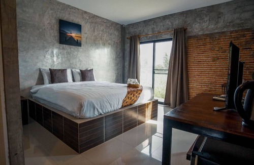 Si Racha Hotel | Long Lake Resort