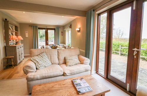 Midhurst Cottage | LONG MEADOW, family friendly, with a garden in Midhurst
