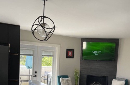 Saanich West House | Long Stay Spacious, Modern Suite with Deck and Patio