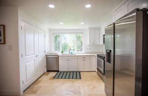 White City Apartment | Long Stays: Pet-Friendly, Modern 3BD Home