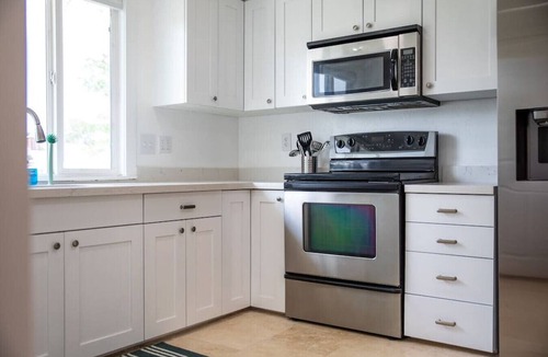 White City Apartment | Long Stays: Pet-Friendly, Modern 3BD Home