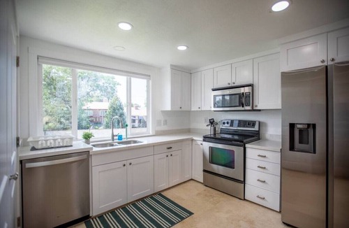 White City Apartment | Long Stays: Pet-Friendly, Modern 3BD Home
