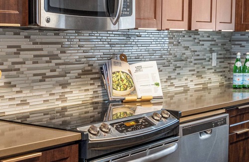 Southwest Calgary House | Long Term 30+ Day Stay, 7 min to DT, near Rockyview & MRU!