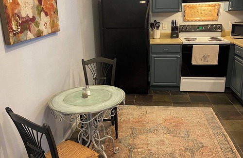 Powell Apartment | Long term chic en suite 2 bedroom Corp Rental in N. Knox/Powell with WiFi, AC