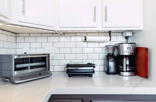 Corona del Mar Cottage | Long Term Only Modern Beauty, Private Yard & BBQ, Blocks from the Beach