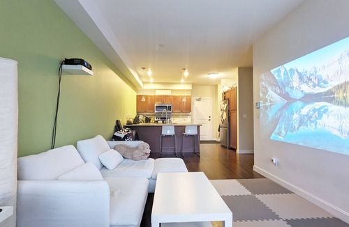 Burnaby Condo | [LONG-TERM] Stunning room near Skytrain, park. Remote worker dream. Netflix/HDTV