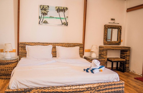 Gan House | LongBeach Laamu