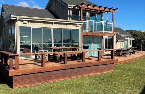 Waikanae House | LONGSHORE: Absolute beachfront, spa pool, tennis court, swimming pool and more!