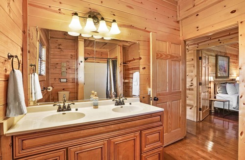 Rockbridge Cabin | Longview Lodge 5BR + loft, Fishing Pond, Hot Tub, Fire Pit, Close to everything!