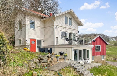 Kungsbacka O House | Look forward to a fantastic vacation home vacation with a view of the lake.