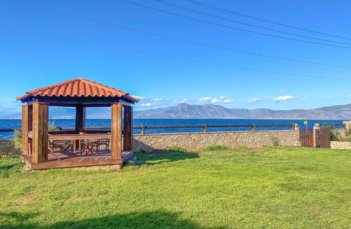 Platistomo Apartment | Look forward to a relaxing vacation in a bright apartment with a large green garden near the sea.