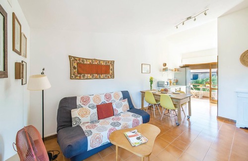 Lu Bagnu Apartment | Look forward to a wonderful time out by the sea in this attractive vacation apartment.