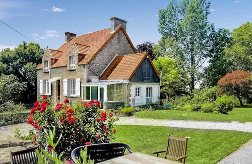 Servon House | Look forward to a wonderful stay in this spacious and cozy vacation home in a rural setting.