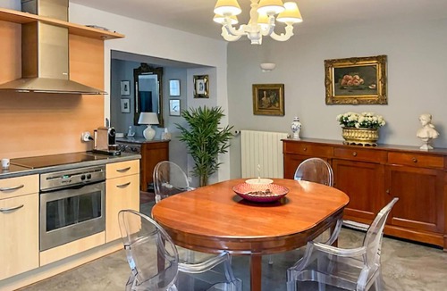 Chantilly Apartment | Look forward to an unforgettable stay in this inviting holiday apartment in a fantastic location.