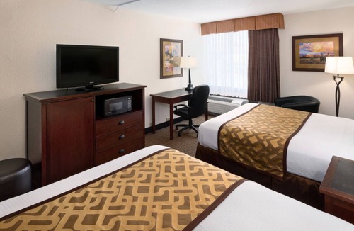 Casper House | Look No Further! Free Airport Shuttle, On-Site Dining and Bar!