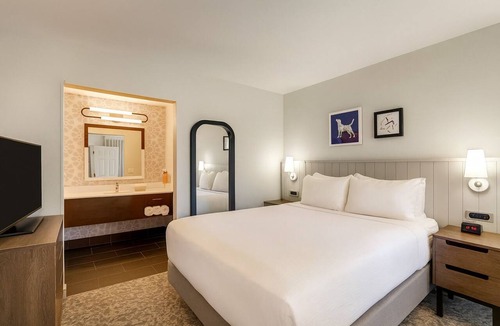Sunnyvale Hotel | Look No More! 2 Comfortable 2BR Suites, Outdoor Swimming Pool, Pets Allowed!