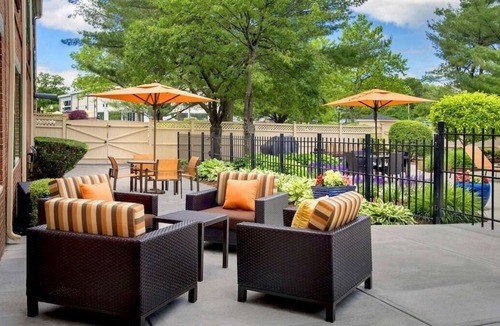 Woburn House | Look No More! 4 Spacious Units, Free Parking, Pets Allowed Near Zoo New England!