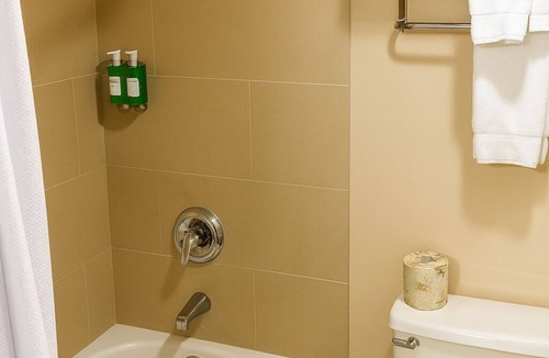 Wenatchee Hotel | Looking for a Peaceful Location w/Relaxing View? Spacious Room w/Large Window