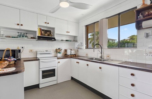 Woolgoolga Apartment | Looking for a romantic beach getaway? Somewhere you can enjoy beautiful beach scenery and each othe