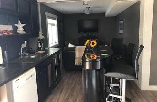 Vernon House | Looking for a spectacular stay in the Okanagan at your own 'mini resort'?!n