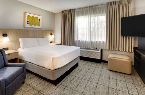 Doral Hotel | Looking for Perfect Spot to Relax? Enjoy Our Room w/Full-Kitchen, FREE Parking