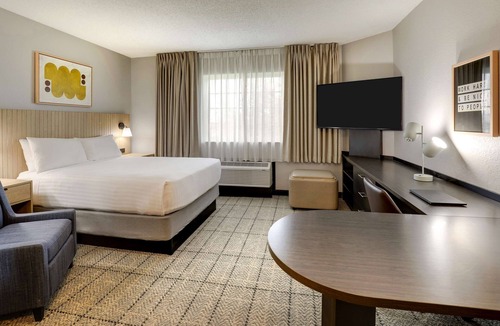 Doral Hotel | Looking for Perfect Spot to Relax? Enjoy Our Room w/Full-Kitchen, FREE Parking