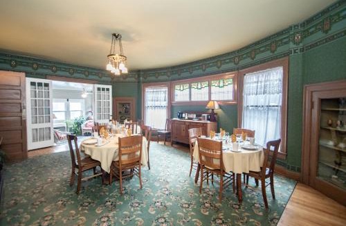 Old Northside Hotel | Looking Glass Inn