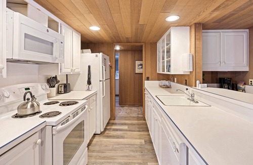 Overlook Park House | Lookout 3 - SHARC Passes, Walk to SHARC, Sunriver Traditional