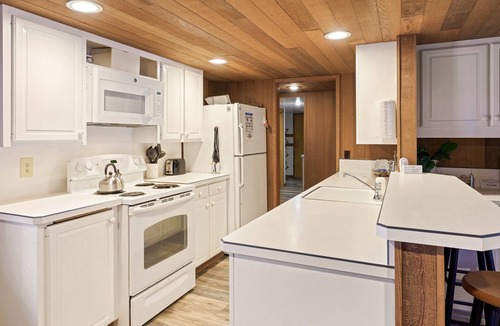 Overlook Park House | Lookout 3 - SHARC Passes, Walk to SHARC, Sunriver Traditional