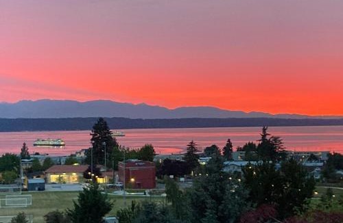 The Bowl of Edmonds House | Lookout Lodge