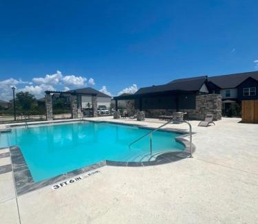 Princeton Apartment | Loop, New Luxurious Large 3BR House, Sleeps 11 with Free Parking