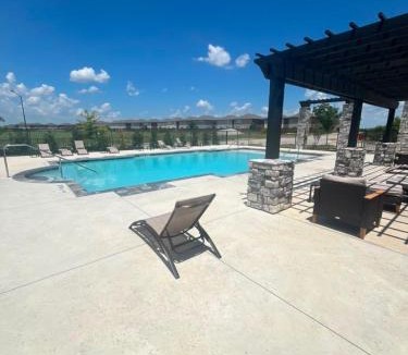 Princeton Apartment | Loop, New Luxurious Large 3BR House, Sleeps 11 with Free Parking
