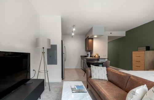 Downtown Chicago Apartment | Loop Studio w Gym Pool nr Financial District CHI-209