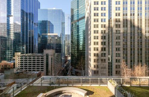 Downtown Chicago Apartment | Loop Studio w Gym Pool nr Financial District CHI-209