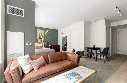 Downtown Chicago Apartment | Loop Studio w Pool Gym nr Financial District CHI-218