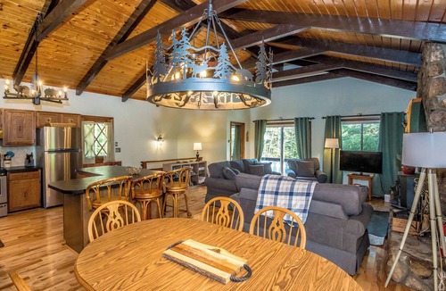 Jackson Ski Chalet | Loose Moose Lodge - WALK to Story Land! Close to North Conway, Attitash & More!
