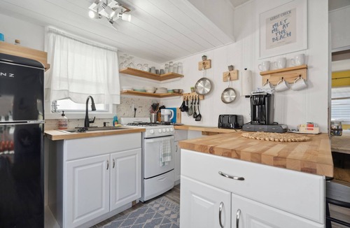 Hampton House | Lorraine's Landing | 2 Min to Beach | Pet-Friendly