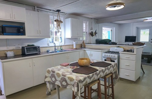 Springfield Apartment | LORRAINE UNIT B -Beautiful 2 Bedroom 2 Bathroom Beach Apartment in Cattlewash