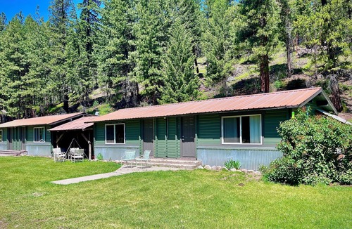 Mazama Apartment | Lost River Resort Studio Cabin #1 Dog friendly, Close to North Cascades!
