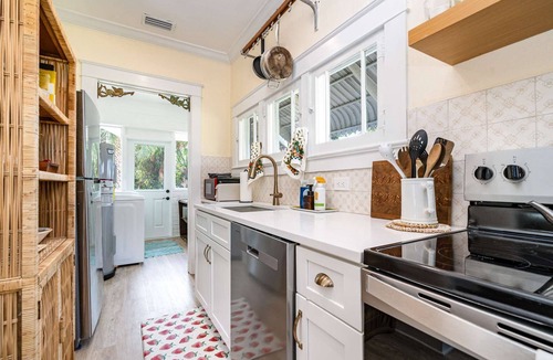 Melbourne House | Lotus · Oriental Charm near Downtown and River