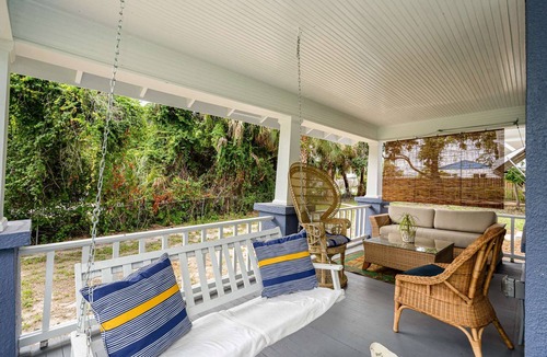 Melbourne House | Lotus · Oriental Charm near Downtown and River