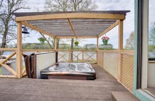 New Richmond House | 'Love Lake Retreat’ w/Hot Tub in New Richmond!
