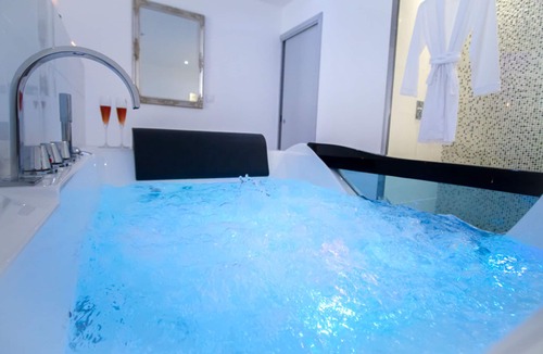 Victor Hugo - Saint-Augustin Bed & Breakfast | Love Loft