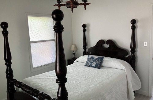 Richfield House | Love Nest. Charming 2-bedroom apartment in wonderful Richfield with WiFi, AC