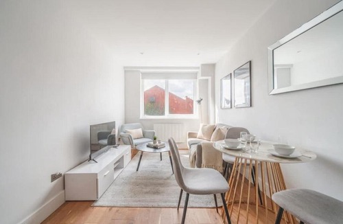 Eastleigh Apartment | Lovely 1 Bedroom Apartment in Eastleigh Town Centre