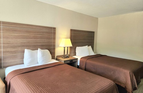 Seguin Hotel | Lovely 1-bedroom hotel with AC in soothing Seguin with options of one or two bed