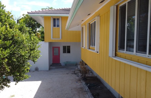 Windsor Park Apartment | Lovely 1 bedroom, steps from the beach, car available