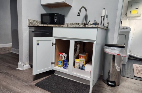 Groesbeck Apartment | Lovely 2-bdrm Charm Central Area w/Free Parking