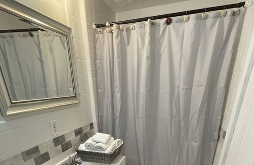 North Attleboro Apartment | Lovely 2 bedroom apartment with parking in the permise